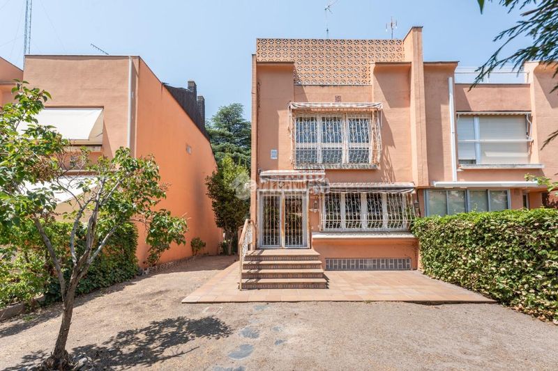Foto c402f24d-4568-4087-ba73-fa801f42cebb. Casa aparellada a Peñagrande Madrid
