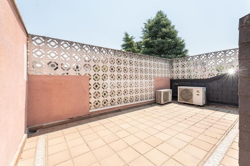 Foto c73c9ef5-31ae-4222-bb42-68590f6cc295. Casa aparellada a Peñagrande Madrid