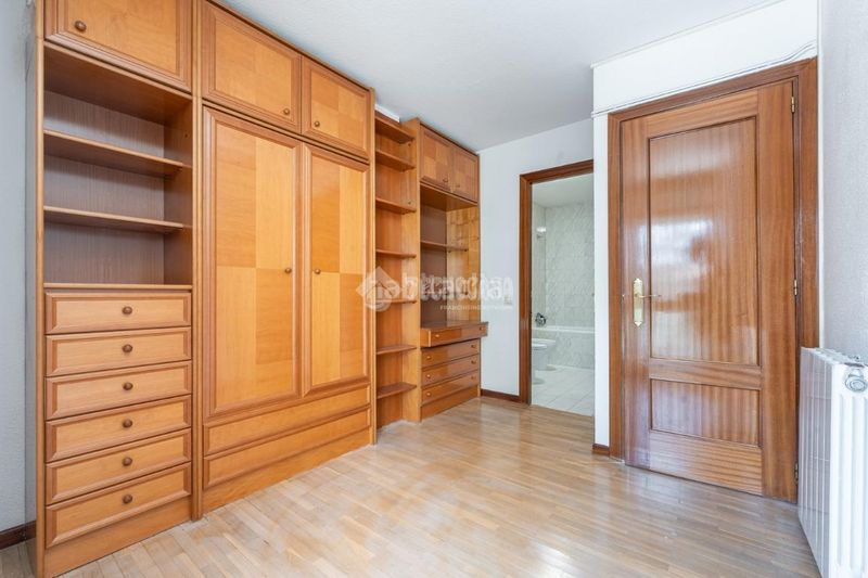 Foto d0900496-ec18-4f65-8d17-71861451b265. Casa aparellada a Peñagrande Madrid