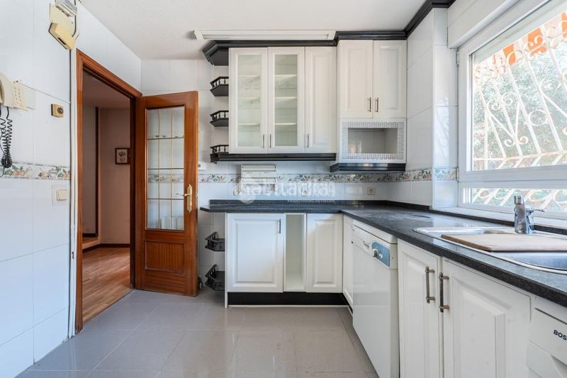 Foto e543e3b8-a20b-4860-b2ff-ff449895961f. Casa aparellada a Peñagrande Madrid