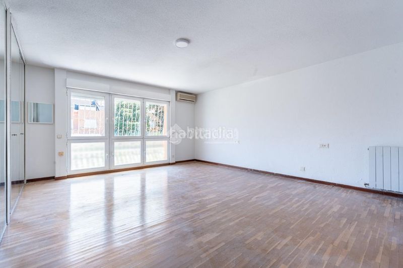 Foto e976639d-eaab-4993-96c8-3d8d1128e0ef. Casa aparellada a Peñagrande Madrid