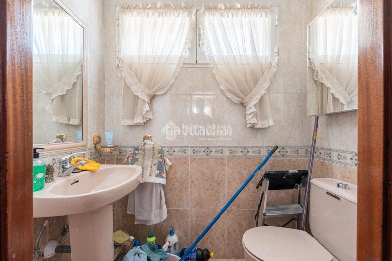 Foto f25e8d46-3d3d-4636-a5c8-edbef3983456. Casa aparellada a Peñagrande Madrid