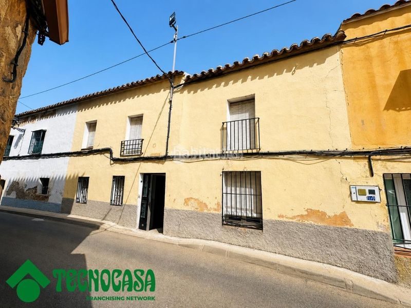 Foto 573f8114-ac21-427a-9b20-82bd83fc21f8. Casa aparellada a Navahermosa