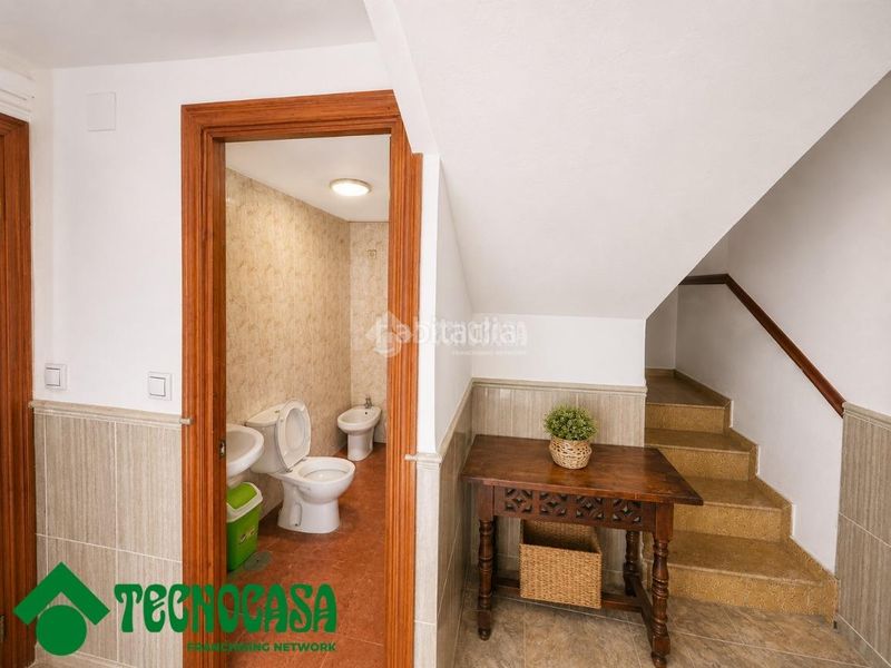 Foto beb593a9-2d4d-4cff-b5a2-1a6fd7aed820. Casa aparellada a Navahermosa