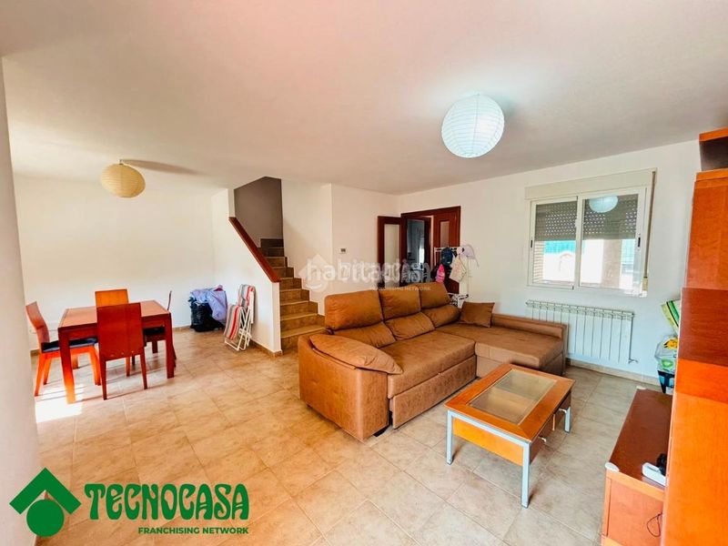 Foto 5fb9394b-9537-4619-886b-fb83e660d3a2. Casa aparellada a Argés