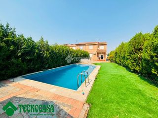 Casa bifamiliare in Argés. Casa en venta en argés
