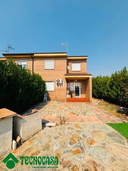 Foto fa4b43e1-ede6-407f-90de-d836e2d88401. Casa aparellada a Argés