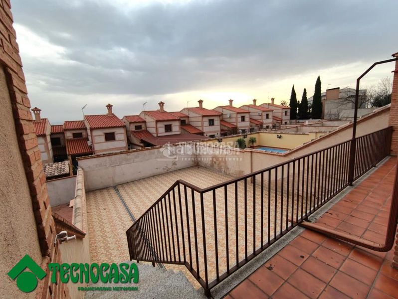 Foto 18ad2ec4-53ac-4989-b7ff-b0009f7c5c1d. Casa aparellada amb aparcament a Gálvez