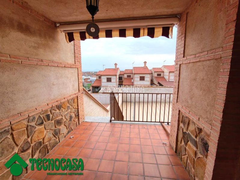 Foto 9719c4fc-9fe7-4715-adc7-77a6e4a1478d. Casa aparellada amb aparcament a Gálvez