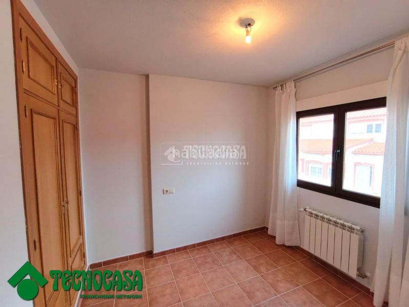 Foto 9d24bba2-0d43-4ca0-90c9-3b2110ecb8bd. Casa aparellada amb aparcament a Gálvez