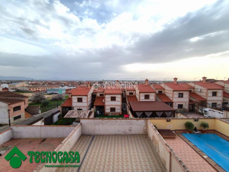 Foto a19c7e08-dcbe-4a12-a59d-da18b0ffdeff. Casa aparellada amb aparcament a Gálvez