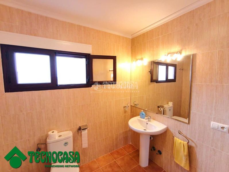 Foto b4823fb6-b554-4b80-b849-4b7a4022c245. Casa aparellada amb aparcament a Gálvez