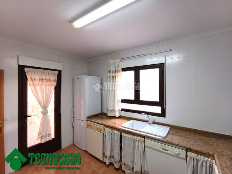 Foto b9fafe8b-04bd-4ec0-b33f-2d6d77f0381e. Casa aparellada amb aparcament a Gálvez