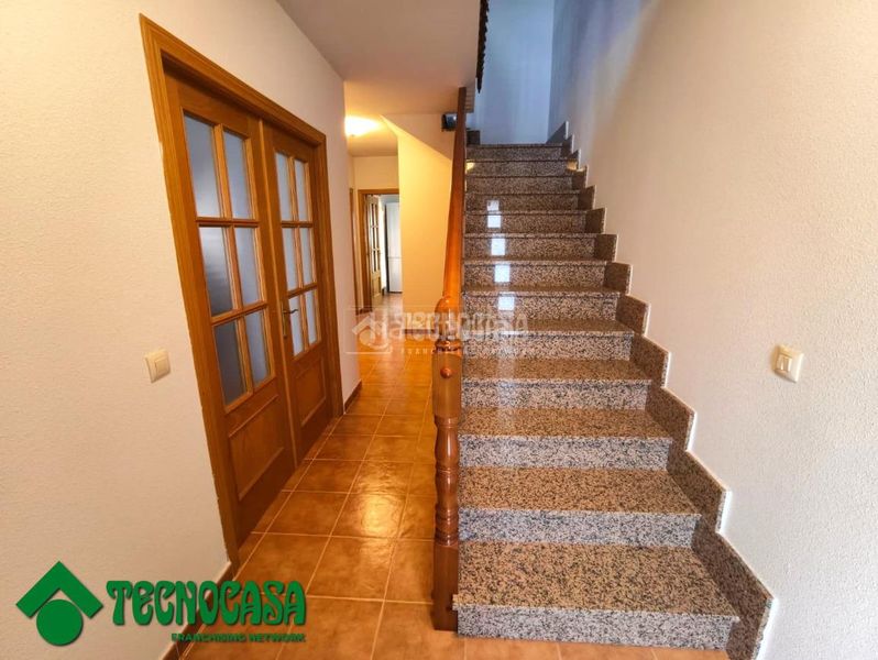 Foto c4122a54-4ebe-47ab-8838-676ffa566cfb. Casa aparellada amb aparcament a Gálvez