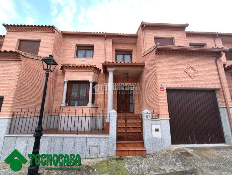 Foto fd087efc-a2a7-4c7b-9419-eb39b88df9a8. Casa aparellada amb aparcament a Gálvez