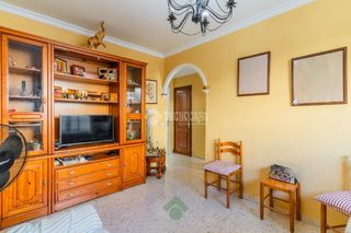 Casa aparellada a Centro. Casa en venta en puerto real
