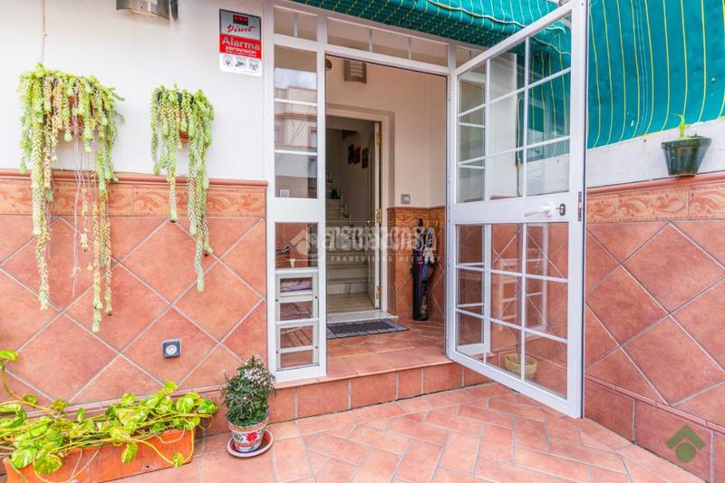 Foto 2d7c3352-31f2-4c89-ad72-8ad78c3b0894. Casa aparellada a Centro Puerto Real