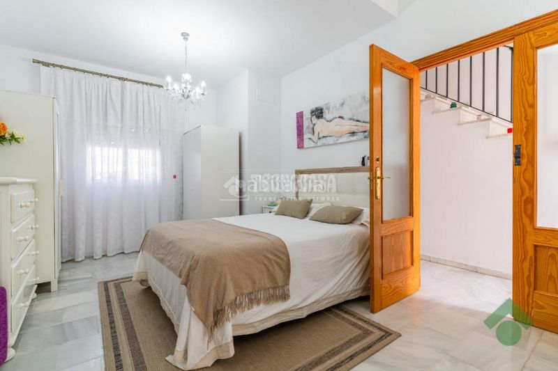 Foto 74287553-eace-4b65-9505-4ca26334c030. Casa aparellada amb aparcament a Las Canteras Puerto Real