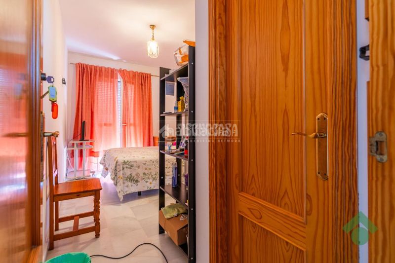 Foto a0323326-48e3-44d9-a2fa-3cd75775f966. Casa aparellada amb aparcament a Las Canteras Puerto Real
