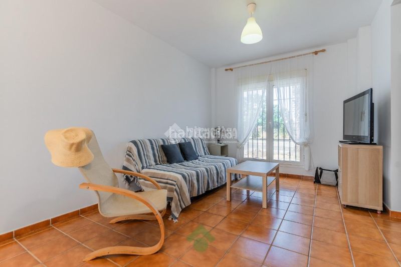 Foto 41f3114e-a1c5-48c0-82b9-2bddbb8b6c72. Casa aparellada amb aparcament a Las Canteras Puerto Real