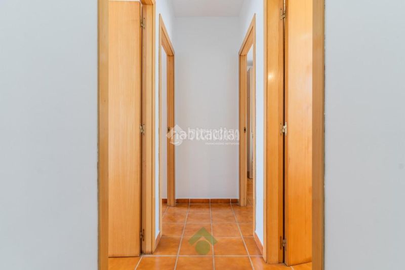 Foto 4c9f3e50-316a-4224-a76b-602e1b4c1e93. Casa aparellada amb aparcament a Las Canteras Puerto Real