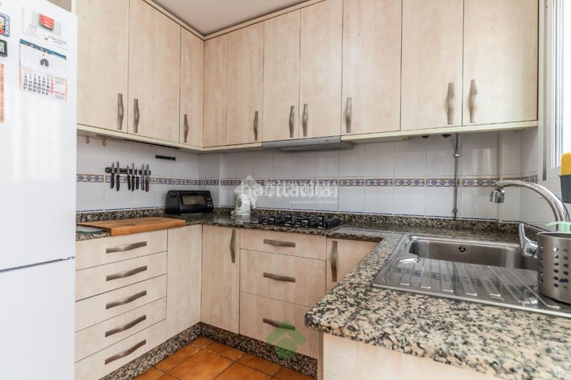 Foto 6b9ed2f5-1505-49b4-9c88-94e66ae0b4bd. Casa aparellada amb aparcament a Las Canteras Puerto Real
