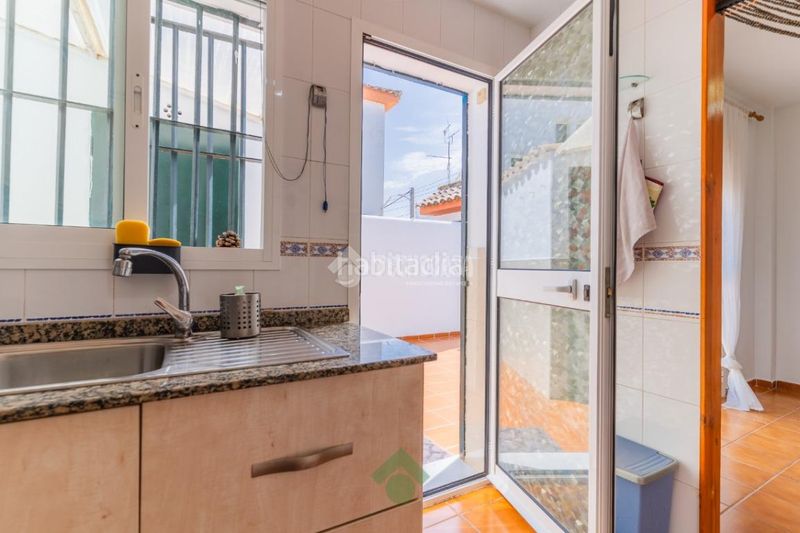 Foto a1d69bcd-f101-4618-ba9f-2c8f8b4f6228. Casa aparellada amb aparcament a Las Canteras Puerto Real