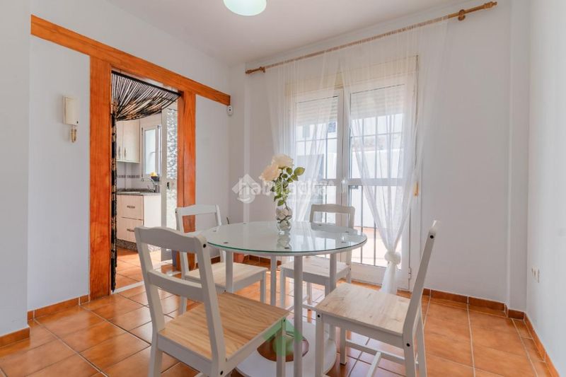 Foto d6121de8-f98c-4c7f-9068-57e0b62c5ba6. Casa aparellada amb aparcament a Las Canteras Puerto Real