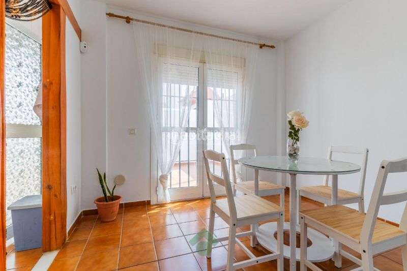 Foto f80f28f2-b2a0-43e4-abf8-a840136d1f72. Casa aparellada amb aparcament a Las Canteras Puerto Real