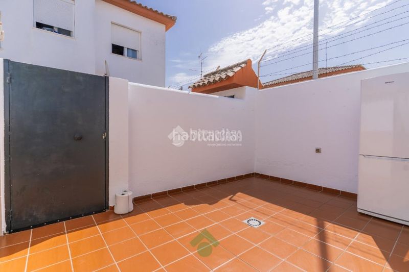 Foto fcb495cc-f268-413d-9a3b-2b28a9c1516e. Casa aparellada amb aparcament a Las Canteras Puerto Real