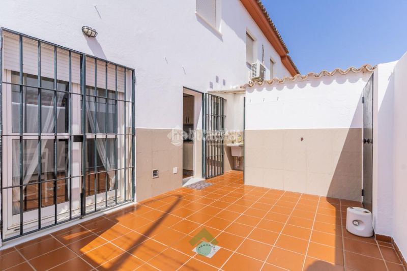Foto fdfa6d28-979b-40b9-a0cc-81e0f73de78c. Casa aparellada amb aparcament a Las Canteras Puerto Real