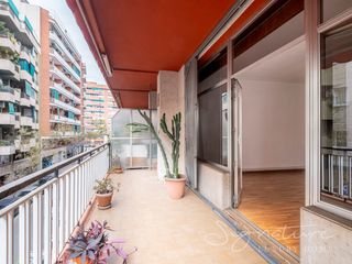Appartement à Carrer del tenor masini s/n. Fantástico piso de grandes dimensiones con terraza en sants barc