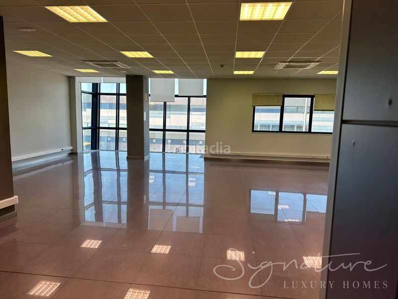 Foto 47b8bdf0-3a87-45b7-b3c4-36cc54075c96. Miete büro in Zona Nord Rubí