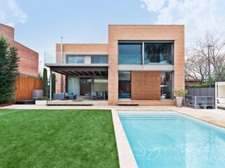 Maison à Calle ferran soldevila s/n. Lujosa villa con piscina y jardín privado en larxiu sant cugat