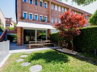 Miete Reihenhaus  Calle granollers. Elegante pareada con jardín y piscina privada completamente reno