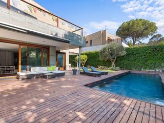 Casa en Calle sant cugat s/n. Lujosa unifamiliar con piscina y jardín privado en el golf  can