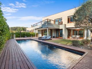 Casa a Calle sant cugat s/n. Lujosa unifamiliar con piscina y jardn privado en el golf  can