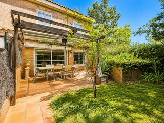 Casa adossada  Calle urals. Exclusiva adosada esquinera con gran terraza, doble piscina, sol
