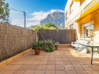 Maison jumelée à Calle berga s/n. Adosada en perfecto estado de conservación con dos terrazas y zo