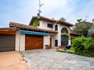 Chalet en Calle perez galdos s/n. Unifamiliar a cuatro vientos con zona comunitaria a un paso de l
