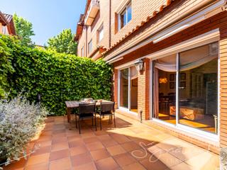 Maison jumelée à Camino can minguet s/n. Adosada esquinera con jardín privado a escasos metros de la esta