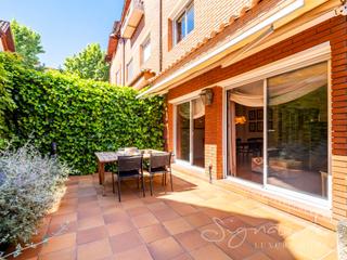 Casa adossada a Camino can minguet s/n. Adosada esquinera con jardn privado a escasos metros de la esta