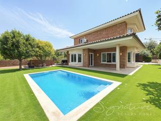 Location Chalet à Golf-Can Trabal. Fantástica unifamiliar reformada con piscina y jardín privado en