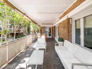 Lloguer Pis a Carrer de les escoles pies s/n. Exclusivo piso de cinco habitaciones reformado con grandes dimen