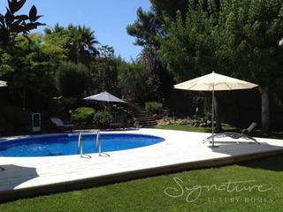 Casa a Avinguda joan fàbregas 1. Preciosa unifamiliar esquinera con piscina y vistas en bellaterr