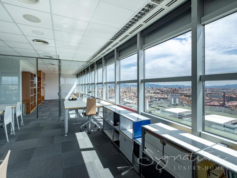 Foto e760bb48-c08a-43d7-8c83-dd8501d473ec. Rent office space in avenida francesc macia de 60 in Sabadell