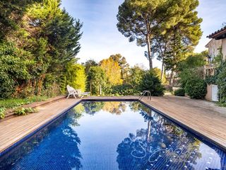 Maison à Calle pin i soler s/n. Unifamiliar a cuatro vientos con jardín privado en bellaterra ce