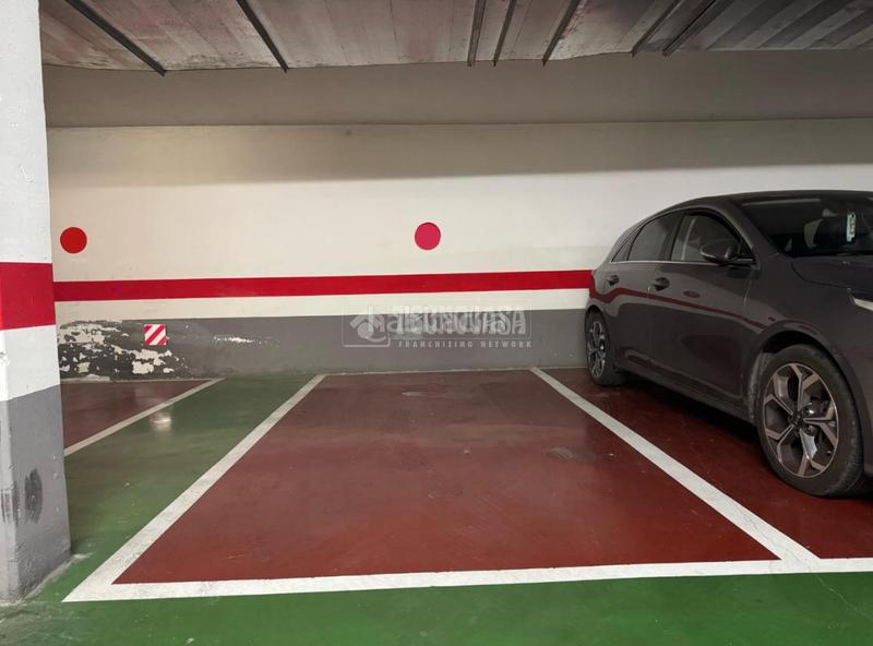 Foto 0d0df190-335a-4e9c-bdde-31b283529863. Car parking in Avenida Cataluña Zaragoza