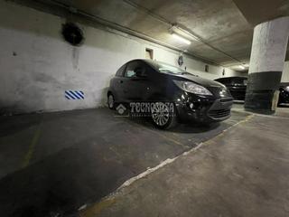 Posto auto in La Nova Esquerra de l´Eixample. Boxplaza de garaje en venta en barcelona