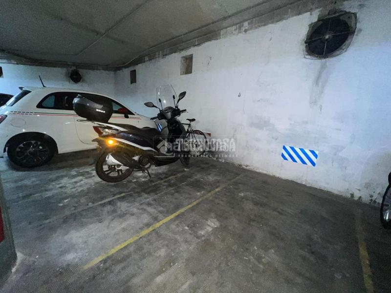 Foto de965130-e0f3-4a29-92f7-a21577fa0e14. Car parking in La Nova Esquerra de l´Eixample Barcelona